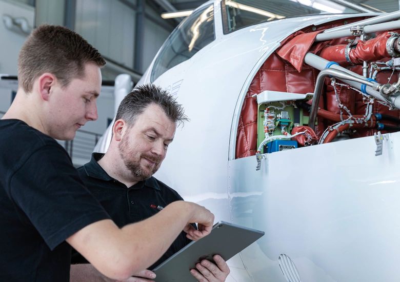 Berufspiloten vor dem Ambulanzjet