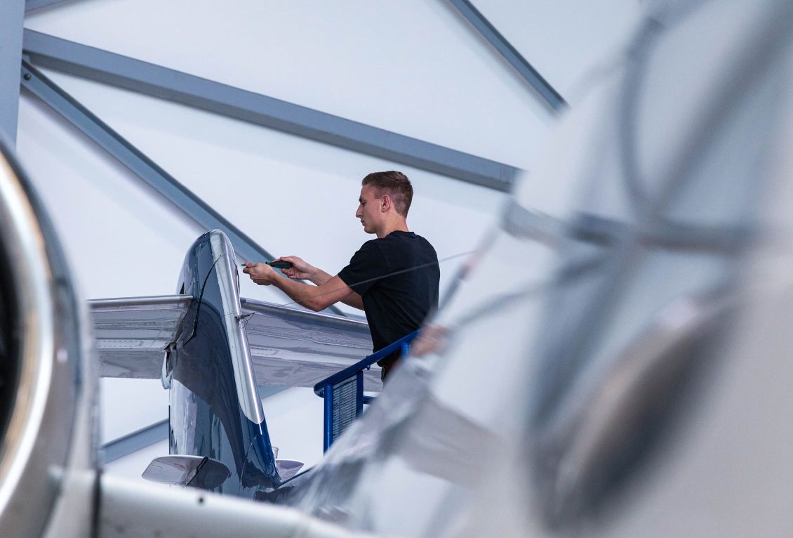 Fluggerätemechaniker am Ambulanzjet